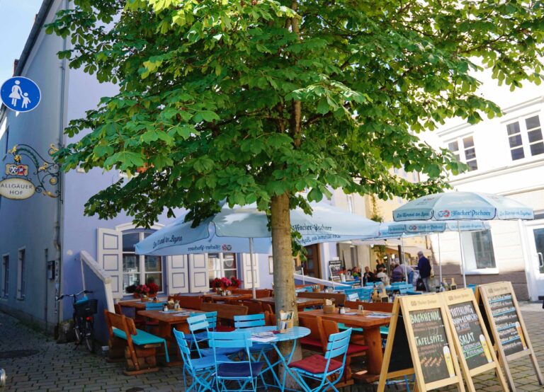 Biergarten Vorne Mit Baum